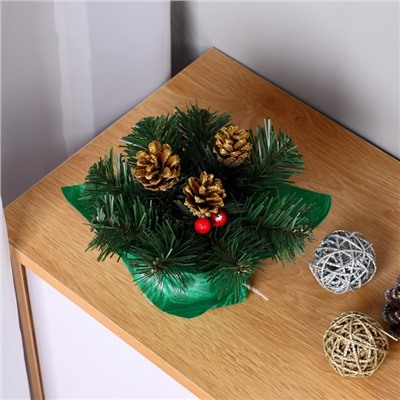 Новогодняя хвойная композиция на стол 20 см «Рождественская», декор шишки золото, ягоды