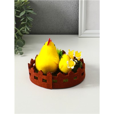 Фигурка пасхальная «Курочка с цыплятами на лужайке с забором», 12.5×12.5×8.5 см