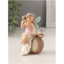 Фигурка полистоун «Девочка-фея в розовом платье на фрукте с божьей коровкой», 6.5×5×9 см