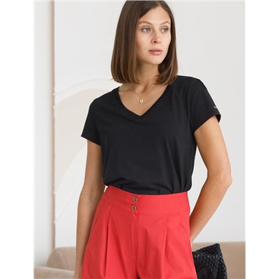 Базовая футболка из премиального хлопка с V образным вырезом