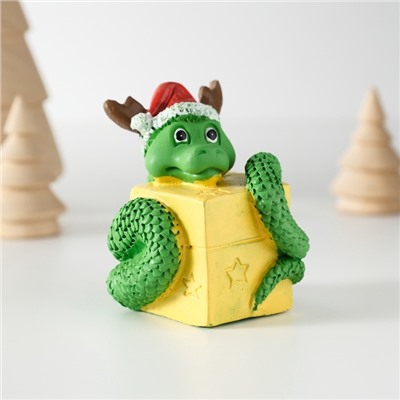 Фигурка полистоун «Змей с подарком, в новогоднем колпаке с рожками», 5×5.8 см