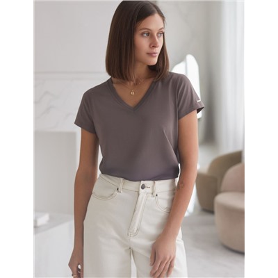 Базовая футболка из премиального хлопка с V образным вырезом