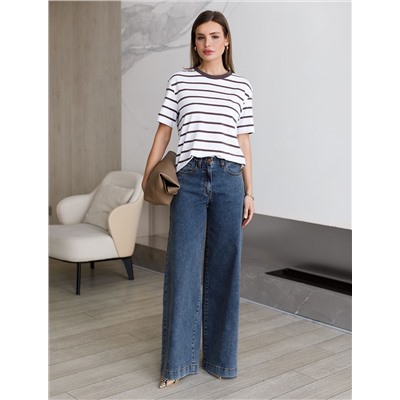 Широкие джинсы с декоративной стиркой из эластичного плотного денима