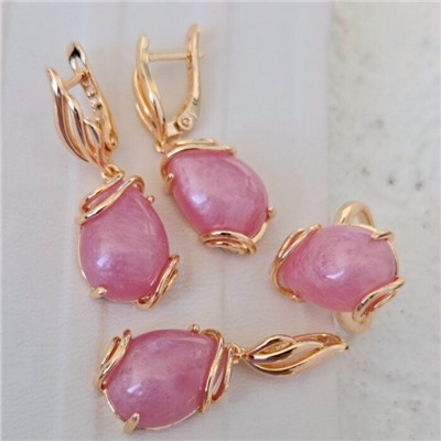 Комплект ювелирной бижутерии коллекция "Дубай" серьги, кулон и кольцо 18 р, покрытие позолота, вставка: искусственный камень розового цвета, Уценка. арт.08.3603-18 (314.801-18)