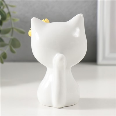Фигурка керамика «Котик белый с жёлтыми цветочками на ушке, сидит», 7.2×6.5×10.3 см