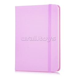 Записная книжка A6 (105 ммx145 мм) 160 стр, кремовая бумага 70 г/м² в клетку, печать в 1 краску, твердая обложка из искусственной кожи с покрытием Soft Touch, вертикальная резинка, закругленные уголки, 1 ляссе, в термоусадочной пленке, розовая