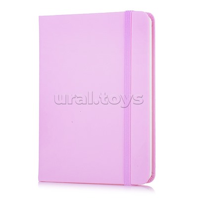 Записная книжка A6 (105 ммx145 мм) 160 стр, кремовая бумага 70 г/м² в клетку, печать в 1 краску, твердая обложка из искусственной кожи с покрытием Soft Touch, вертикальная резинка, закругленные уголки, 1 ляссе, в термоусадочной пленке, розовая