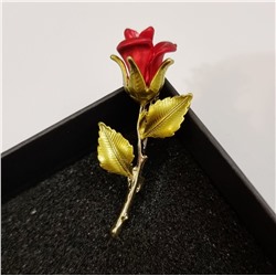 Брошь Роза с эмалью в позолоте, цвет эмали красный, арт. 748.302