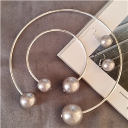 Комплект: колье жесткое разъемное на шею, браслет и серьги, цвет: серебристый, вставка: исск.жемчуг, цвет: серый перламутровый, арт.001.680