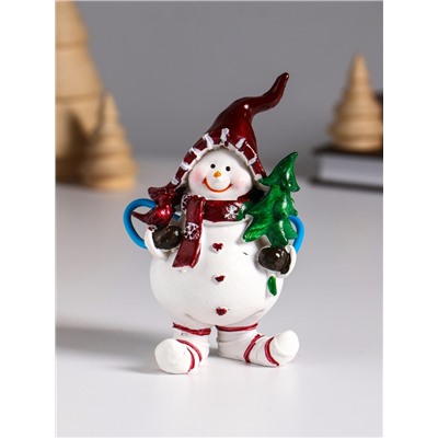 Фигурка полистоун «Снеговик в красном колпаке, с ёлкой или подарком», 5.5×4.5×10.5 см, МИКС