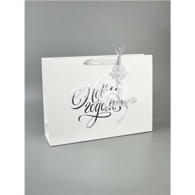 Пакет подарочный «Новогодний подарок», тиснение, с ёлочной игрушкой, 31×40×11 см