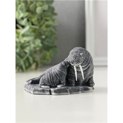 Фигурка «Самка моржа с детёнышем», 5.7 см