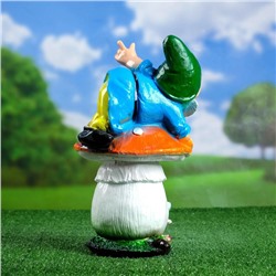 Садовая фигура из гипса «Гном на мухоморе на животе», 37×22 см