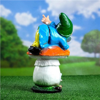 Садовая фигура из гипса «Гном на мухоморе на животе», 37×22 см