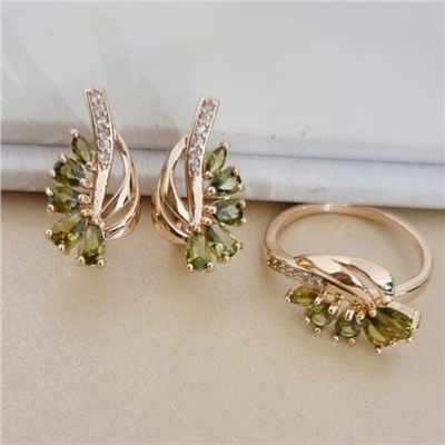 Комплект ювелирной бижутерии коллекция "Дубай" серьги и кольцо 17 р, покрытие позолота, вставка: фианиты и цирконы, цвет: оливковый и прозрачный, арт.215.746-17