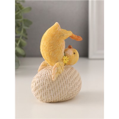 Фигурка полистоун «Цыплёнок на яйце: йога», 7.5×5.5×11 см