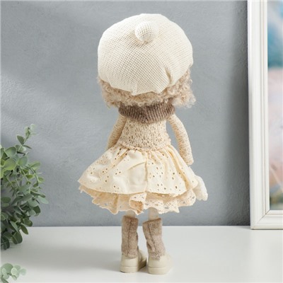 Интерьерная кукла текстильная «Малышка в берете, в бежевом наряде, с цветком», 36.5×13×17 см
