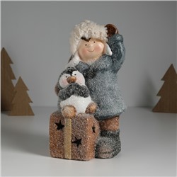 Фигурка светящаяся «Малыш в сером пальто, с пингвином на подарке», керамика, 12×6.5×20 см