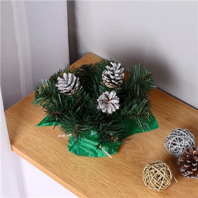Новогодняя хвойная композиция на стол 20 см «Рождественская», декор шишки серебро