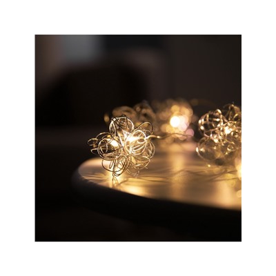 Гирлянда «Нить» роса 5 см, с насадками «Снежки», IP20, серебристая нить, 10 LED, батарейки ААх2 (не в комплекте), свечение тёплое белое