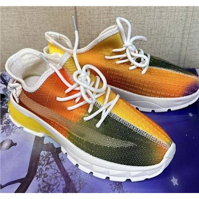 Яркие модные кроссовки женские