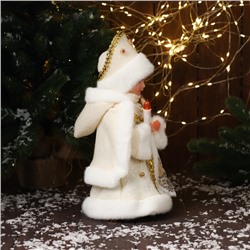 Снегурочка под ёлку «Зимнее волшебство. В шубке с бусинками и в кокошнике» двигается, с подсветкой, 30 см, золото