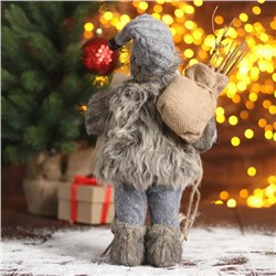 Дед Мороз под ёлку «Зимнее волшебство. В сером костюмчике с лыжами», 30 см