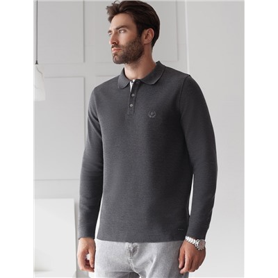 Лонгслив из мягкого фактурного трикотажа с плетеным воротником поло на пуговицах