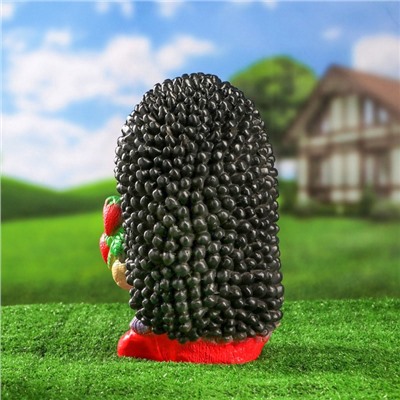 Садовая фигура из гипса «Ёж Семён с клубничкой», 17×17×35 см