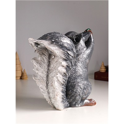 Фигурка полистоун «Белка с шишкой», 26.5×27.5×14 см