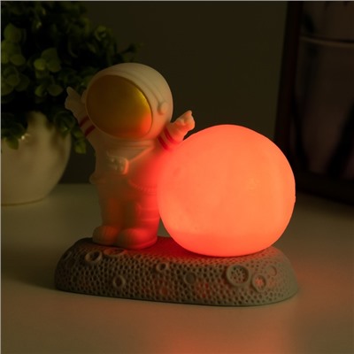 Фигурка светящаяся RISALUX «Крутой космонавт», LED-ночник, 2 Вт, RGB, от батареек 3×LR44, бело-золотой, 11×6×11 см