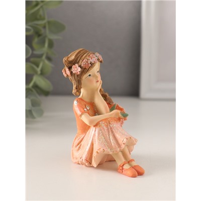 Фигурка полистоун «Девочка с пышной косой, с букетиком», персиковый, 7×4.5×8.5 см