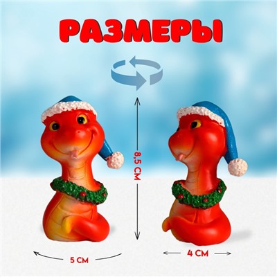 Фигурка полистоун «Змейка красная в синей шапке и новогоднем венке», 5×4×8.5 см