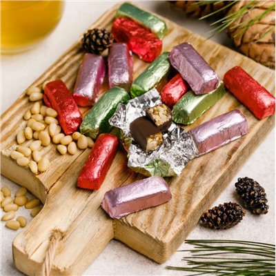 Кедровые палочки ассорти / яблоко, шишка, земляника / шоу-бокс / 540 г / Сибирские конфеты