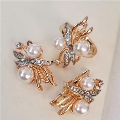 Комплект ювелирная бижутерия коллекция  "Дубай" серьги и кольцо 18 р, покрытие: позолота, вставка: фианиты и искусственный жемчуг, цвет: прозрачный, арт.217.329-18