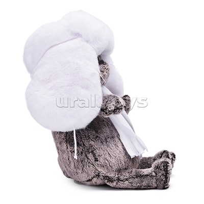 Кот Басик в белой меховой шапке