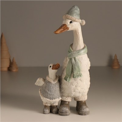 Фигурка полистоун «Гусь в длинном колпаке и шарфе, с гусёнком», 14.5×13.5×27.5 см