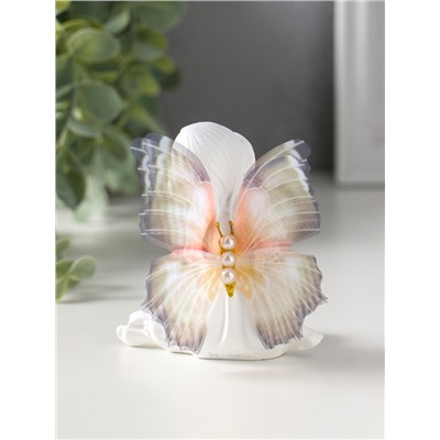 Фигурка полистоун «Девочка-бабочка с золотым кулоном», белый, 5.5×8×9 см