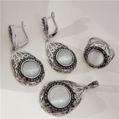 Крупный комплект ювелирной бижутерии серьги, кулон и кольцо 19 р, покрытие посеребрение, вставка: фианиты и искусственный камень кошачий глаз, цвет: графитовый и молочный, арт.314.922-19