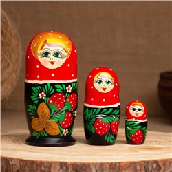 Матрёшка дерево «Земляничка», красный платок, 3 кукольная, 10-12 см