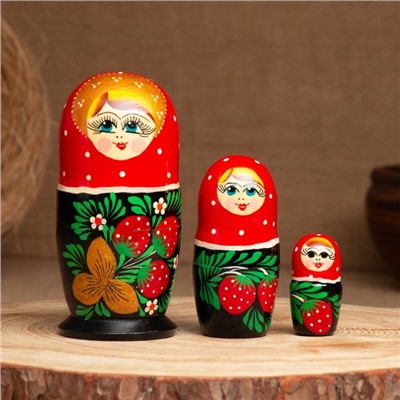 Матрёшка дерево «Земляничка», красный платок, 3 кукольная, 10-12 см
