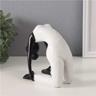 Фигурка полистоун «Девушка в позе боевого лука», белый с чёрным, 13×8×13.5 см