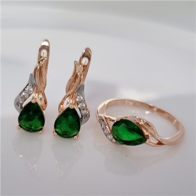 Комплект ювелирной бижутерии коллекция "Дубай" серьги и кольцо 17 р, покрытие позолота, вставка: фианиты, цвет: зеленый и прозрачный, арт.215.369-17