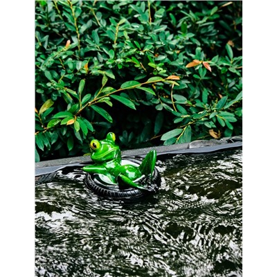 Садовая фигура из полистоуна «Лягушка лежит на шине», 14×13×9.5 см, водоплавающая