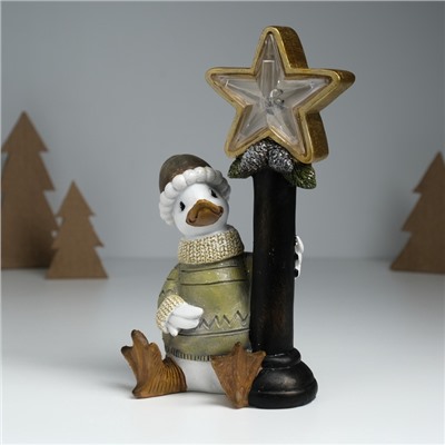 Фигурка светящаяся полистоун «Гусь в свитере у фонарного столба со звездой», 12.5×9×20.3 см