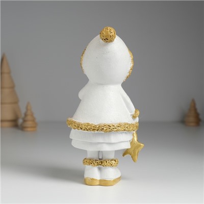 Фигурка полистоун «Малышка в белой шубке с золотым мехом», 7×5.5×16 см, МИКС