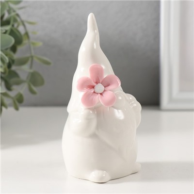 Фигурка керамика «Гномик белый с розовым цветком», 6.1×5.8×11.6 см