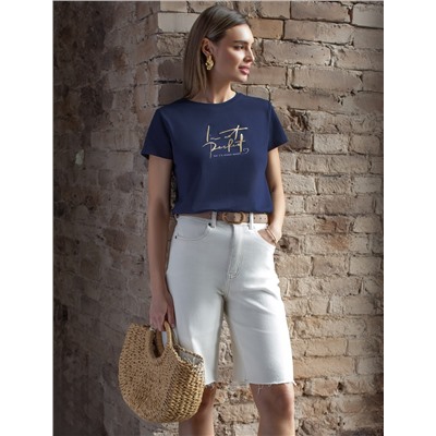 Футболка из 100% хлопка с авторским принтом.