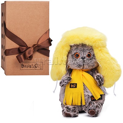 Кот Басик в желтой меховой шапке