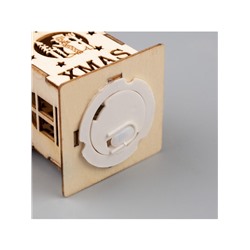 Ёлочная игрушка «Домик со снеговиком», 6×4.5×4.5 см, от батареек, свечение тёплое белое